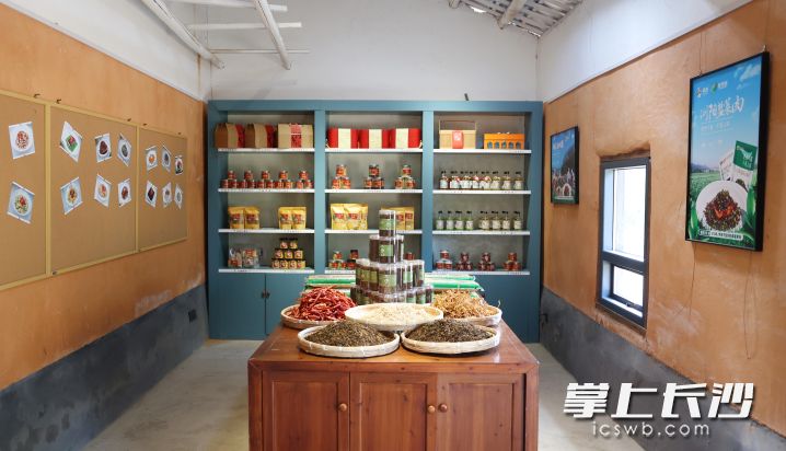 近年来,浏阳市委、市政府着力推动浏阳蒸菜产业向高质量、品牌化方向迈进。 近年来,浏阳市委、市政府着力推动浏阳蒸菜产业向高质量、品牌化方向迈进。