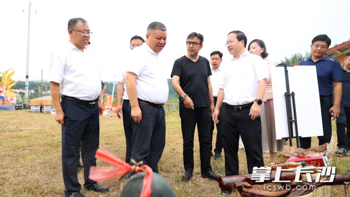 14日,“蒸”在原乡 “湘”当有味——浏阳蒸菜研究院揭牌暨浏阳蒸菜“十八碗”发布活动在浏阳市小河乡举行。 均为长沙晚报全媒体记者盛磊摄 14日,“蒸”在原乡 “湘”当有味——浏阳蒸菜研究院揭牌暨浏阳蒸菜“十八碗”发布活动在浏阳市小河乡举行。 均为长沙晚报全媒体记者盛磊摄