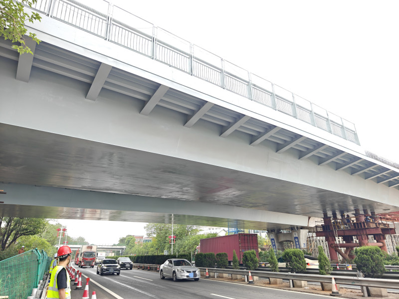 9月13日，龙峰大道跨线桥“完整”跨越长永高速。 长沙晚报通讯员 汪琳 摄