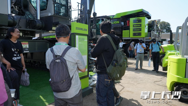 印尼当地客户观摩中联重科产品。