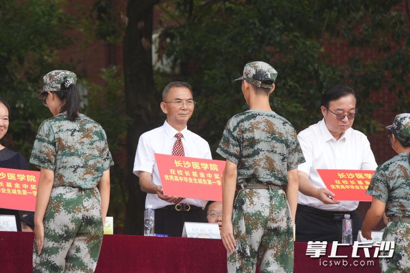 长沙医学院对学习成绩优异的本科新生实行免交学费资助奖励。