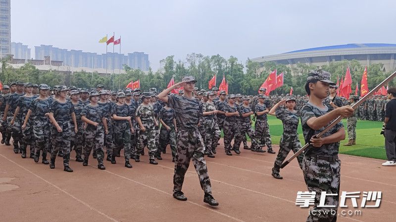 9月14日，长沙医学院2024级本科新生开学典礼暨军训总结表彰大会，激励新生们心无旁骛求知问学。 均为长沙晚报全媒体记者张炎炎摄
