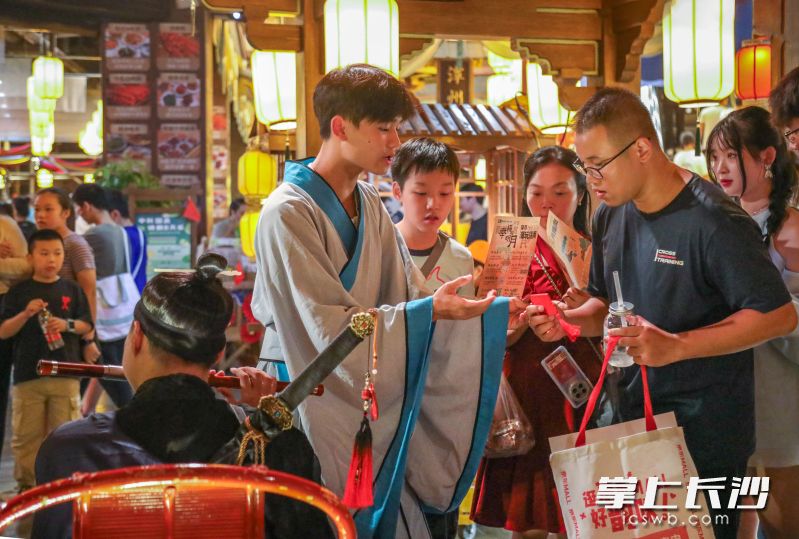 潭州市集推出“大宋沉浸中秋游园会”，让人深入体验传统文化。
