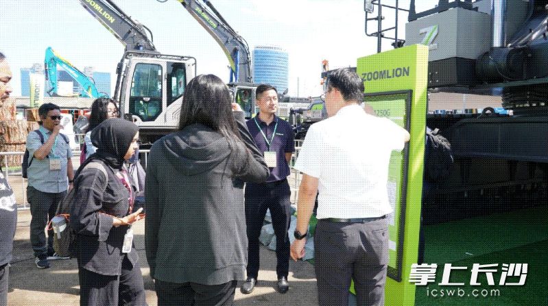 中联重科近日在印度尼西亚国际矿业展上，两日即收获订单超2亿元人民币。均为受访者供图