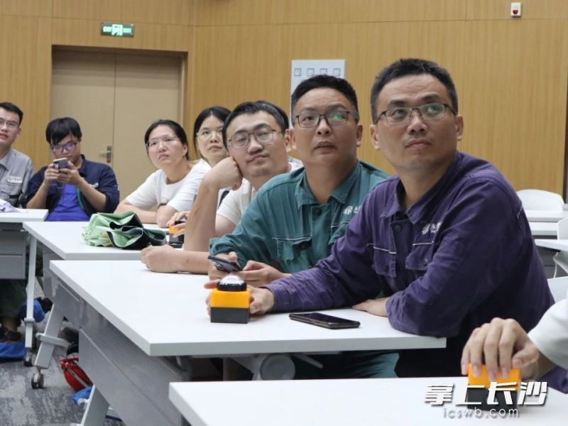 永杉锂业的中秋知识抢答赛，竞争激烈。