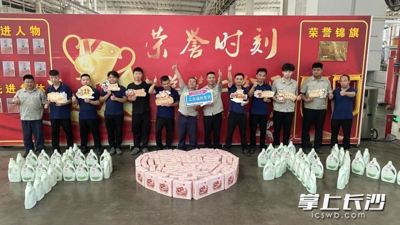 长沙格力员工节前收到多种礼物。