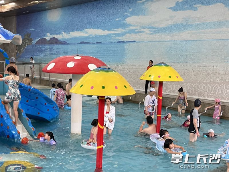 游客在通程温泉度假。