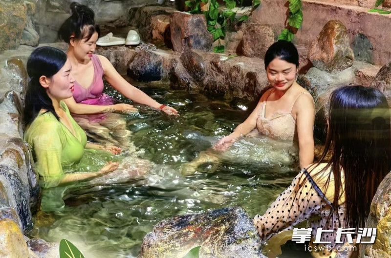 游客在金太阳乐泡温泉。