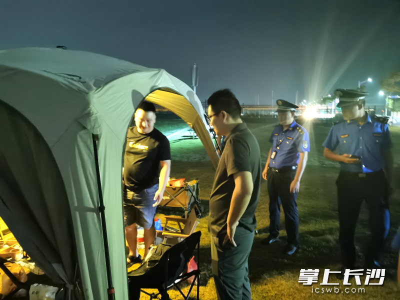 宁乡市玉潭街道综合执法大队联合城管局等单位，在宁乡主城区连续开展燃气安全检查行动。长沙晚报全媒体记者 张禹 通讯员 张宁凤 赵娟 摄影报道