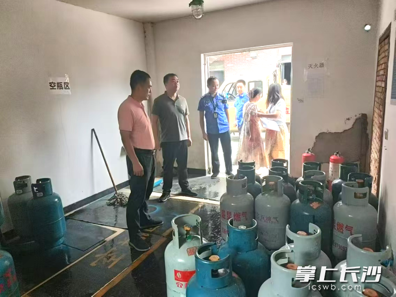 宁乡市玉潭街道相关负责人带队，对塘湾供气站、紫金佳苑供气站等燃气经营网点进行安全检查。受访方供图