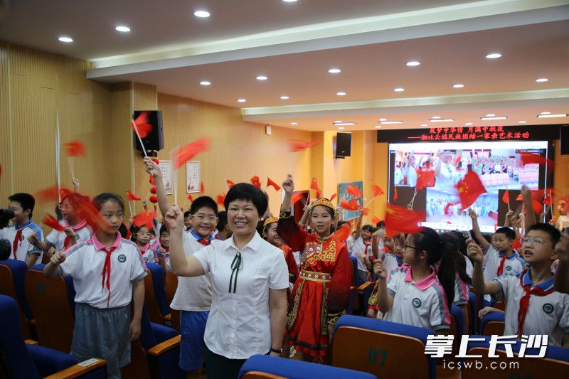 长沙、吐鲁番两地三校师生通过云端共庆中秋。均为受访者供图