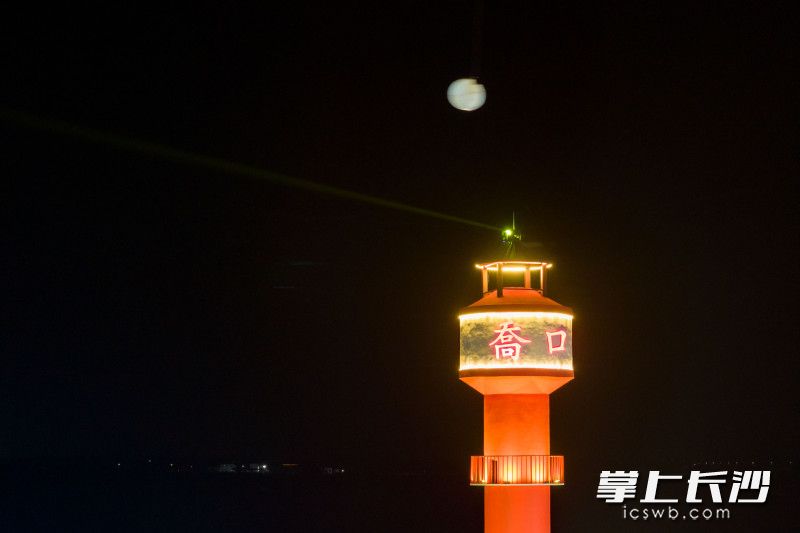 升月仪式中，无人机吊起“月亮”从灯塔上升起。