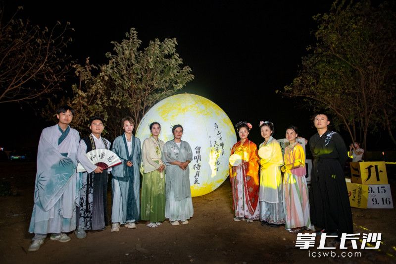 活动现场还有超级大月亮供游客拍照打卡。