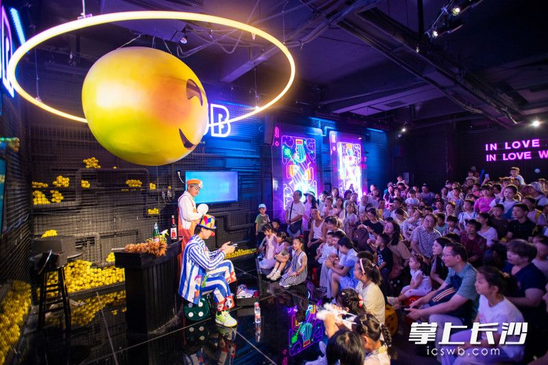 剧场内欢笑声不断。