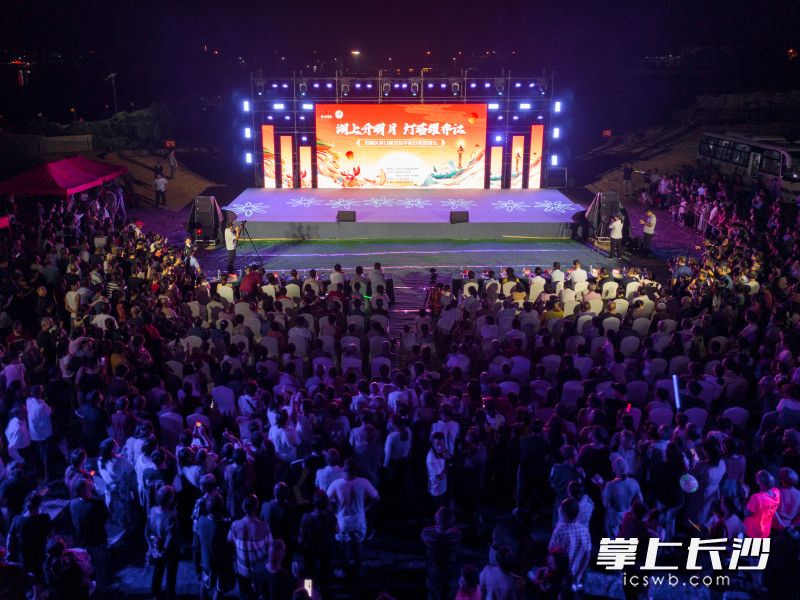 9月15日-16日连续两晚，“湖上升明月，灯塔耀乔江”首届中秋灯塔游园会举行。均为长沙晚报全媒体记者 郭雨滴 摄