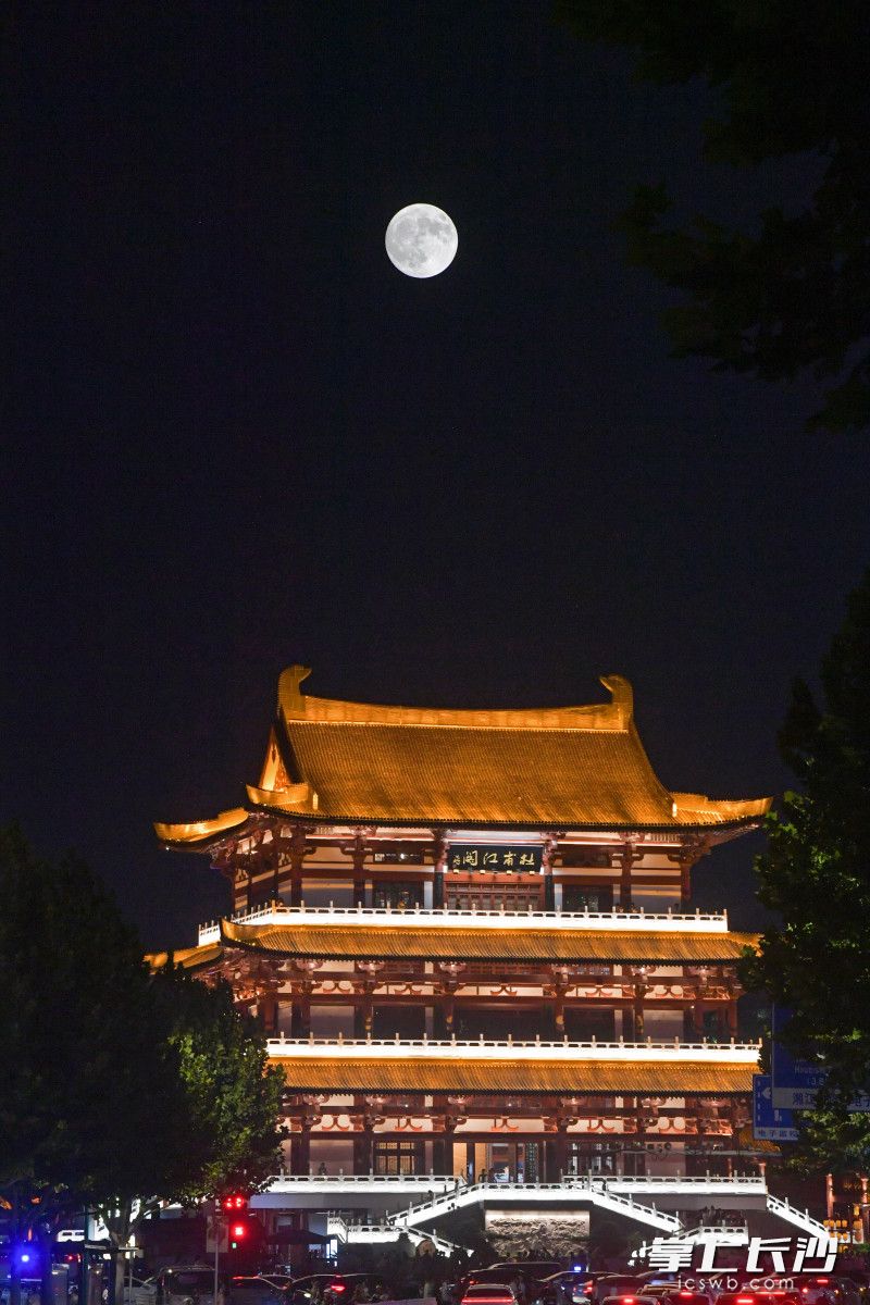 中秋佳节至，今晚9时许，夜空中一轮明月，与地面的杜甫江阁遥相呼应，人月两团圆，美不胜收。（二次曝光拍摄）  均为长沙晚报全媒体记者王志伟摄