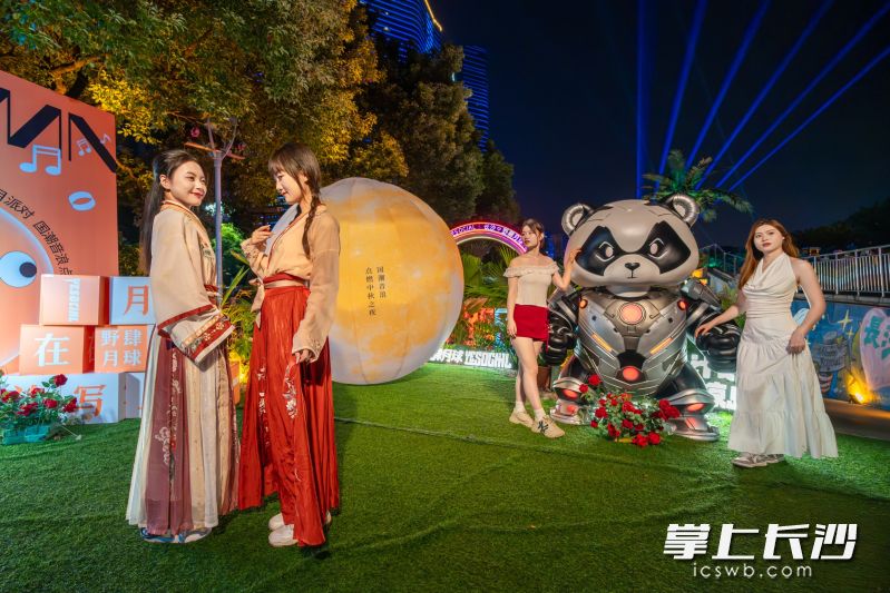 在湘江东岸的野肆月球，传统+时尚的组合，给人带来全新的视听体验。 均为长沙晚报全媒体记者陈飞摄
