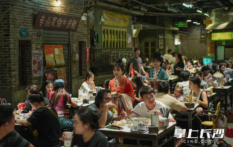 服务员化身嫦娥给顾客上菜。 均为长沙晚报全媒体记者邹麟摄