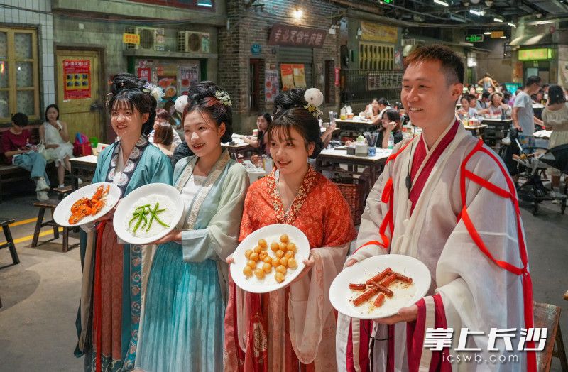 “嫦娥”和“月老”用菜品拼成“中秋快乐”的字样给游客送祝福。