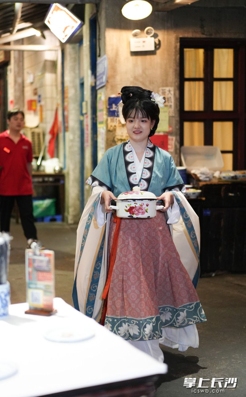服务员化身嫦娥给顾客上菜。