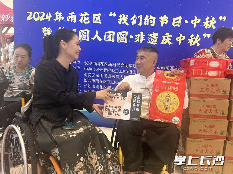 为残友家庭发放中秋爱心物资。长沙晚报全媒体记者 刘俊 摄