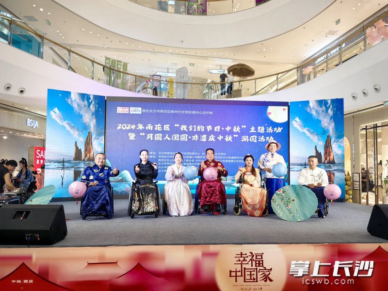 在化妆师的精心装扮下，残友们瞬间成了“才子佳人”。长沙晚报通讯员 文丽 摄