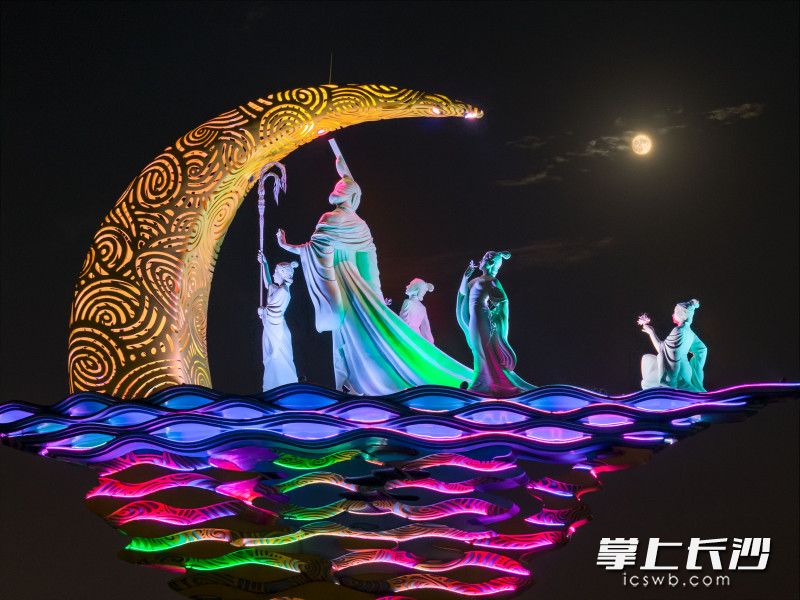 一轮圆月与湘江女神雕像交相辉映。 均为长沙晚报全媒体记者郭雨滴摄