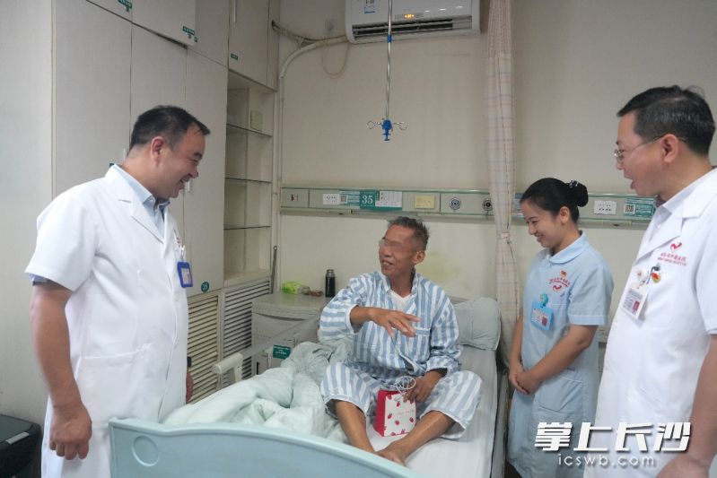 向华亲切地与住院患者们唠嗑。通讯员供图