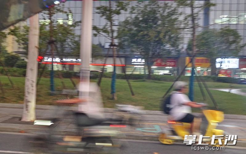 在栖凤路新码头路口附近，记者拍到的电动车逆行行为。长沙晚报全媒体记者 何乐 摄