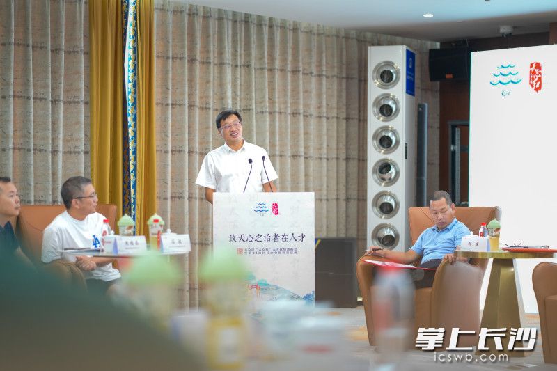 天心区委副书记、区长周志军对人才代表的发言进行点评、回应。