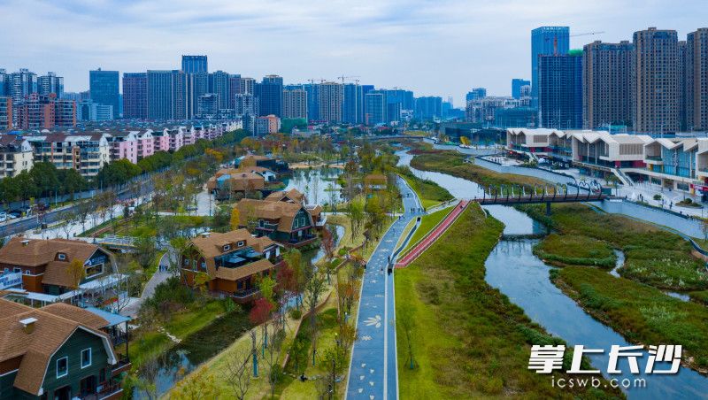 雨花区在圭塘河（香樟路-长沙大道）段打造了长沙首个4.0版海绵城市示范公园“溪悦荟”。 长沙晚报全媒体记者 邹麟 摄