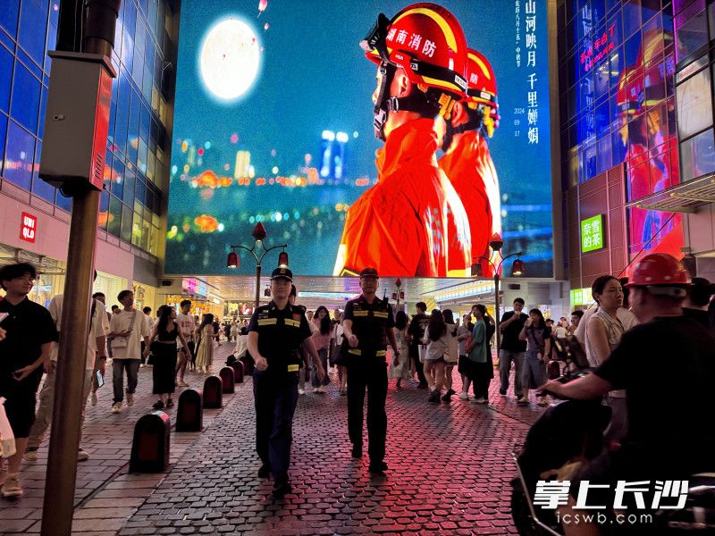 在大型LED屏、楼宇电视的映衬下，消防队员巡防的脚步更加坚定。