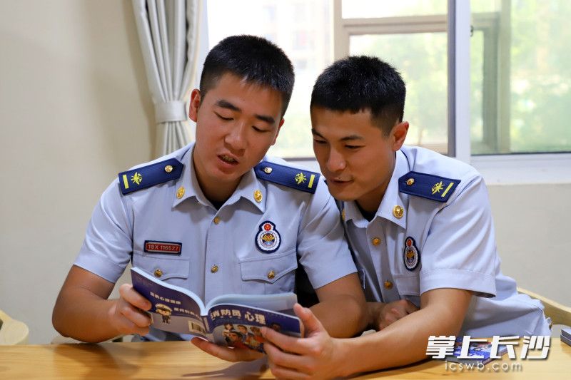 长沙县消防救援队员在阅读全国首部消防心理科普漫画《消防员心理那些事儿》。长沙晚报通讯员供图