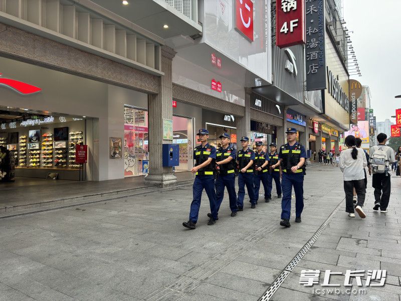 在五一商圈街区内巡逻的消防员。