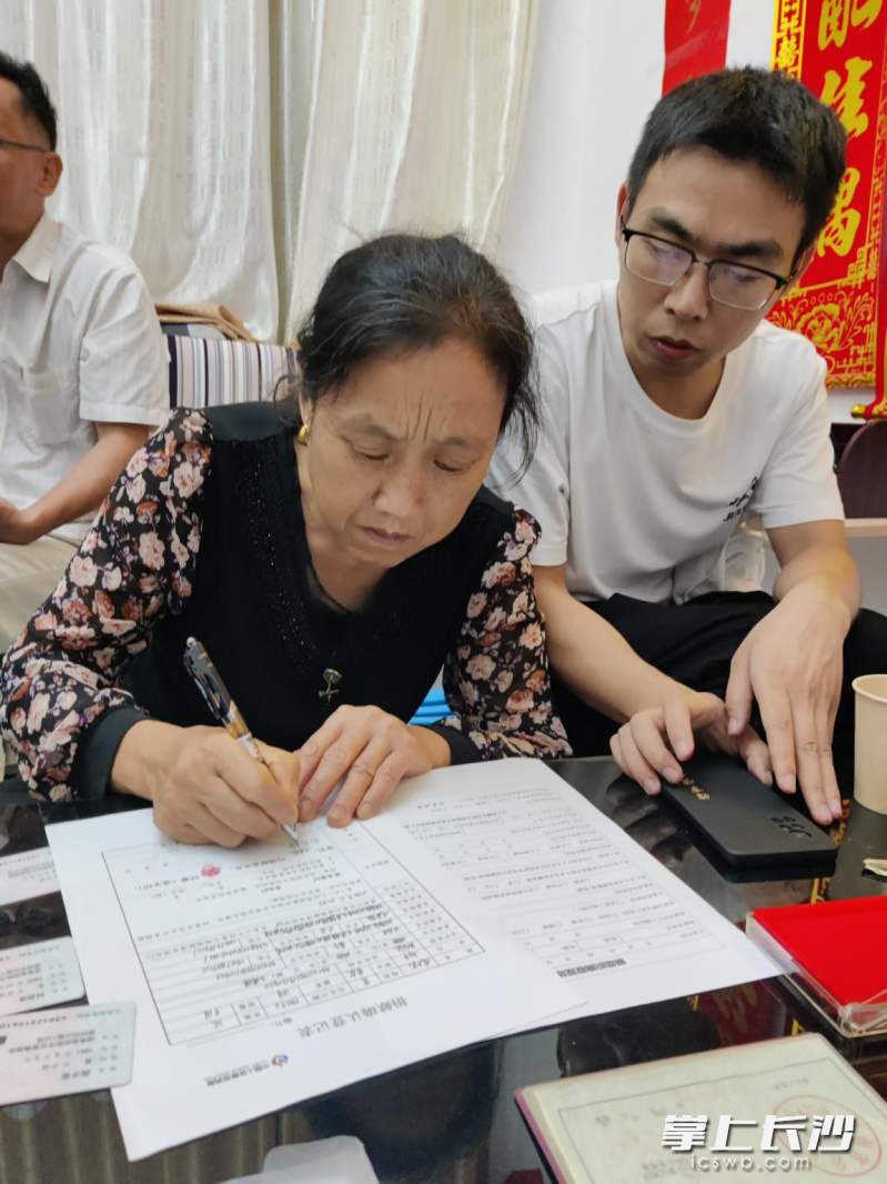周才宪的家人在捐献确认表上签字。  均为长沙晚报通讯员杨丽红、潘爱华供图