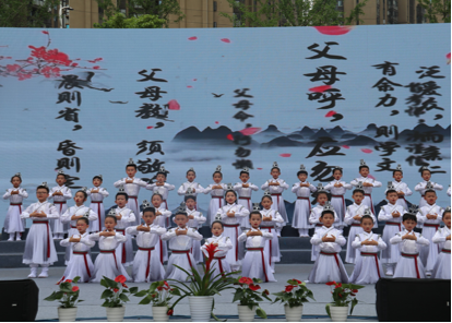 望城中小学生积极参与“雷小锋”超燃文艺节各项活动。