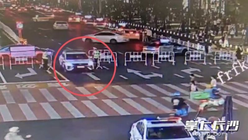 警车送医现场视频截图。