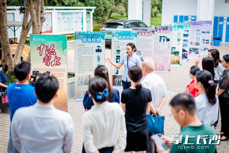 9月19日,长沙流动博物馆走进长沙市非遗中心开展“闪闪红星・点亮星城”弘扬红色文化主旋律思政主题活动。均为长沙晚报通讯员 桂勇 供图 9月19日,长沙流动博物馆走进长沙市非遗中心开展“闪闪红星・点亮星城”弘扬红色文化主旋律思政主题活动。均为长沙晚报通讯员 桂勇 供图