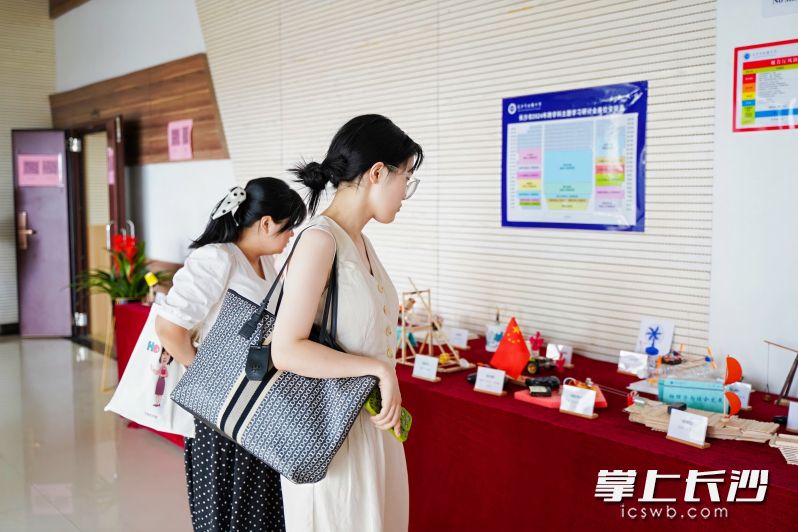 参加研讨会的老师在参观北雅中学的手工作品。均为长沙晚报通讯员 陈科技 供图