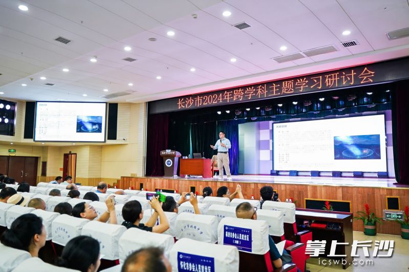 傅骞作题为《从科幻文学到信息科技的创新之旅——如何做有新意的信息科技跨学科教育》的讲座。