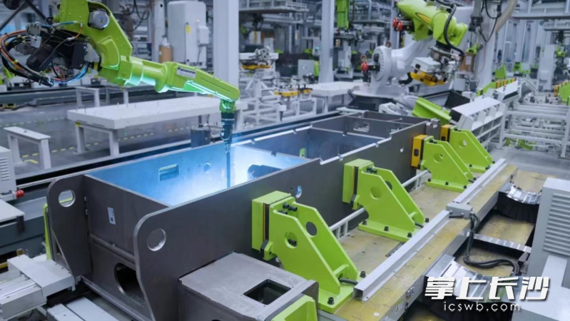 中联重科智能高机臂式车架转台结构车间人机协同制造场景。长沙晚报通讯员　杨牧意供图