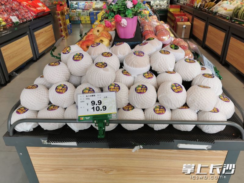 某水果店内的秋月梨，会员价只要9.9元/斤。