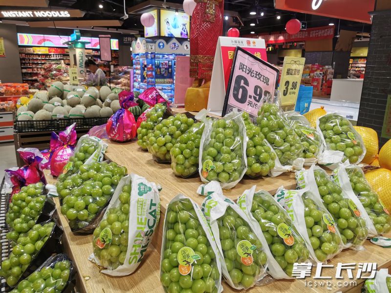 某超市内的阳光玫瑰，单价只要6.98元/斤。