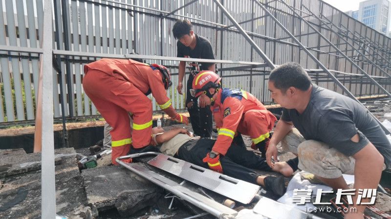 一男子触电摔倒，浏阳市消防救援大队集里消防站紧急救援。 均为通讯员供图