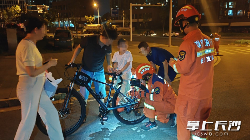 萌娃脚踝被卡自行车，消防救援人员5分钟助其脱困。