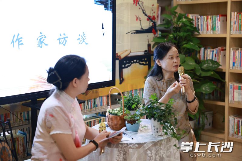 阮梅在现场与老师们进行交流。