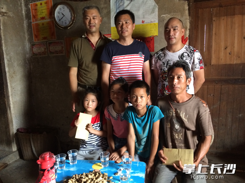 六年前,谢小光来到李刘英家,为她送去爱心资助。 六年前,谢小光来到李刘英家,为她送去爱心资助。