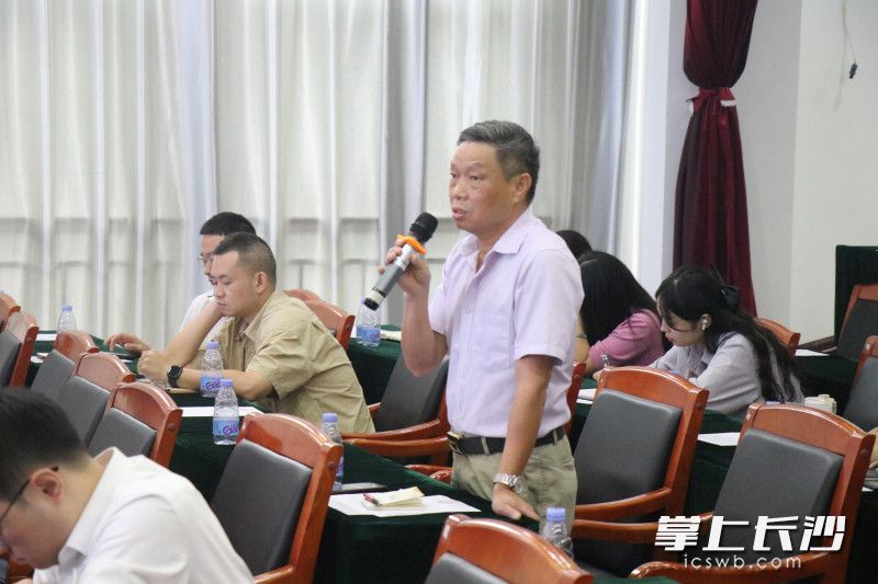 企业现场提问。