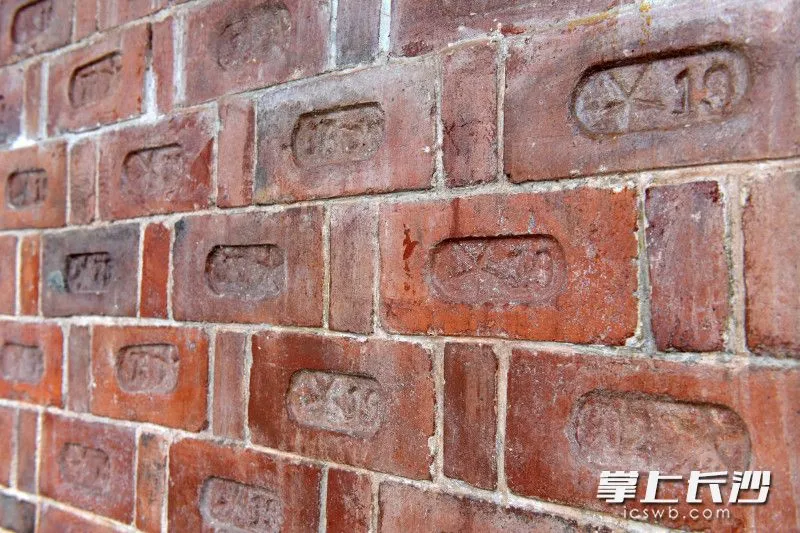 业务楼一楼的外墙红砖上标有红星符号，仍清晰可辨。