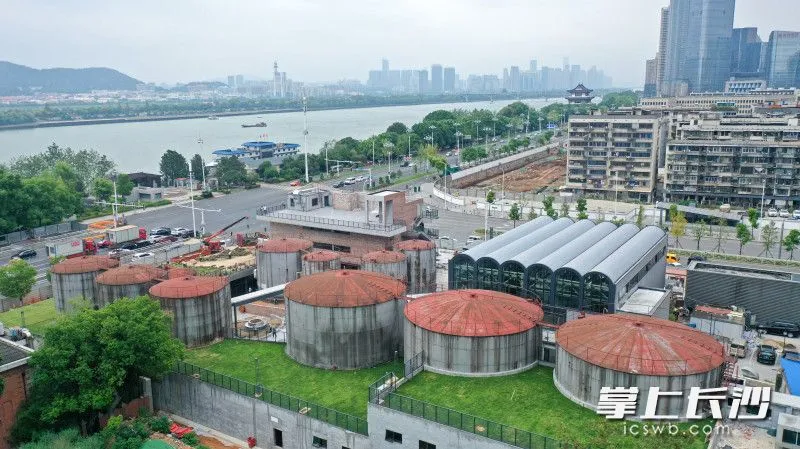 长沙油脂厂工业遗存地处临江黄金地段，山水洲城的空间关系在此体现得淋漓尽致。